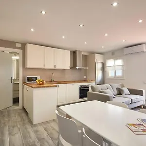 https://bbarcelona-el-carmel-apartment-with-terrace-6121.catalonia-hotels.com