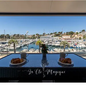 https://bel-appartement-avec-vue-panoramique-sur-le-port.fr-provencehotel.com